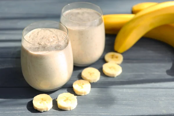 Óculos com saboroso smoothie fresco na mesa — Fotografia de Stock