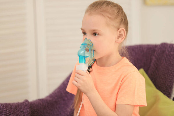 Девушка, использующая астму дома
