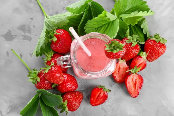 맛 있는 딸기 만든 스무디 — 스톡 사진