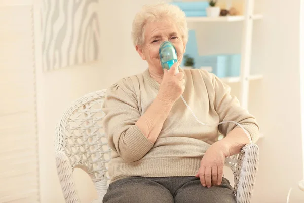 Starsza kobieta korzystająca z maszyny do astmy w domu — Zdjęcie stockowe