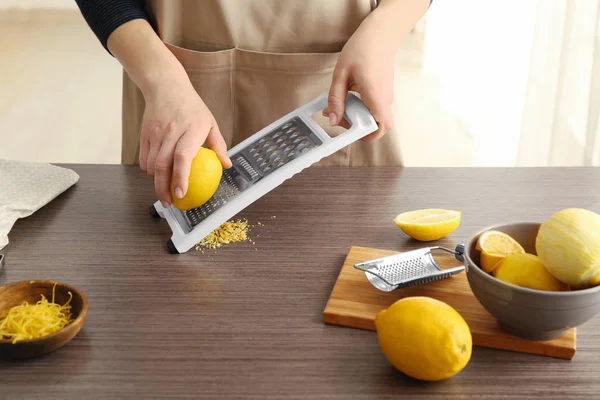 光栅的厨房桌子上的柠檬味道的女厨师 — 图库照片