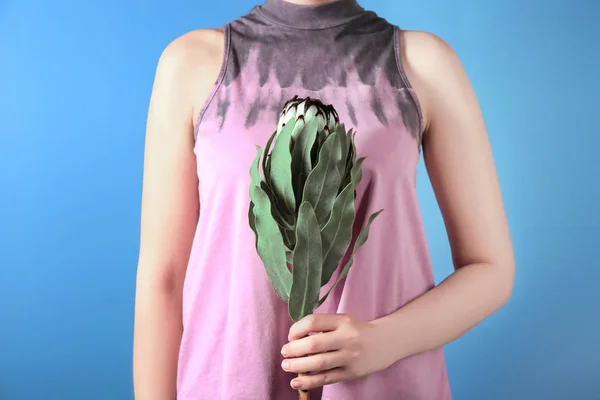 Girl holding beautiful tropical flower — Stock Photo, Image