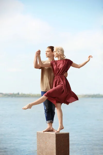 Leidenschaftliches Paar tanzt im Freien — Stockfoto