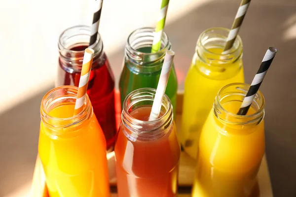 Läckra juicer i flaskor — Stockfoto