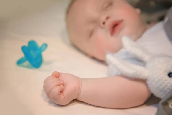 Little baby's hand in cradle — Stock Photo, Image