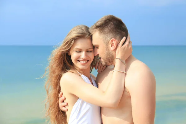 Jovem casal no litoral — Fotografia de Stock