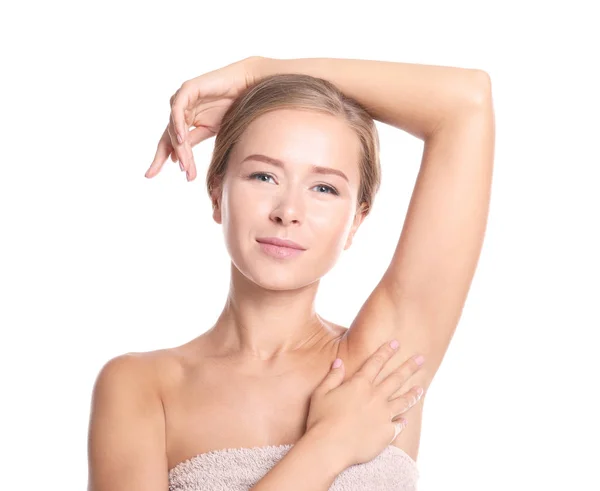 Vacker ung kvinna i handduk på vit bakgrund. Konceptet med deodorant — Stockfoto