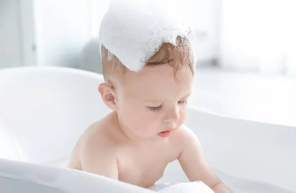 在浴缸里在家里洗的小宝贝男孩 — 图库照片