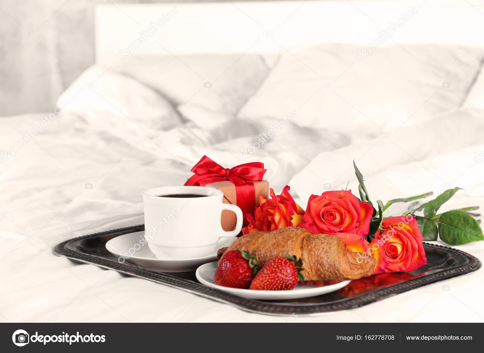 Romantik kahvaltı kahve, çilek ve kruvasan tepsi yatak odasında. Balayı