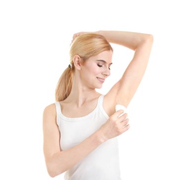 Beyaz arka plan üzerinde deodorant kullanan güzel genç kadın