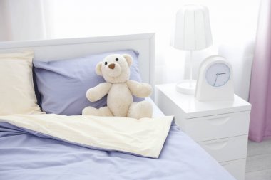 Çocuk odası iç rahat yatakta