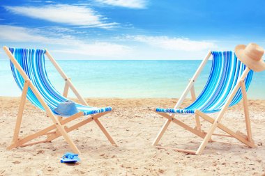 Plaj sandalyeleri çifti denizde desteklemek. Tatil kavramı