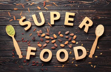 Harf ve superfoods ahşap arka plan üzerinde yapılan metin