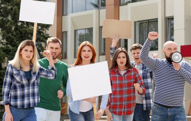 Sokaktaki bir grup protestocu genç