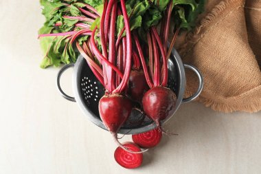 Kevgir ile masada genç pancar