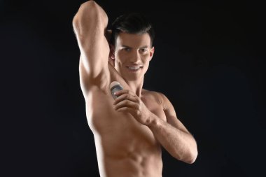 Yakışıklı delikanlı ile deodorant koyu arka plan