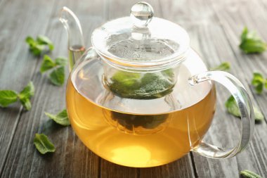 Melisa ahşap tablo ile sıcak aromatik çay çaydanlık