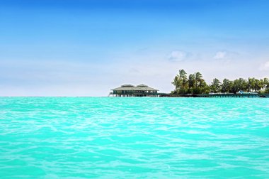 Tropikal deniz resort görünümünü yaz gününde