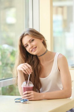 Kadın içki taze yüzlü