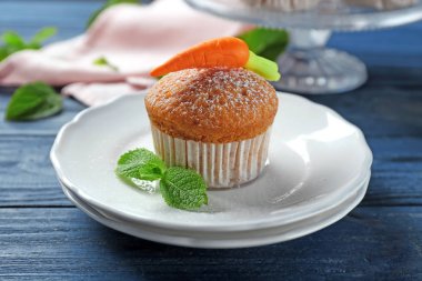 Plaka ile lezzetli havuç kek ahşap tablo