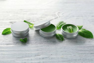 Melisa merhem ve ahşap masa yapraklarda ile konteyner