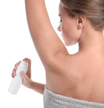 Beyaz arka plan deodorant olan güzel kadın