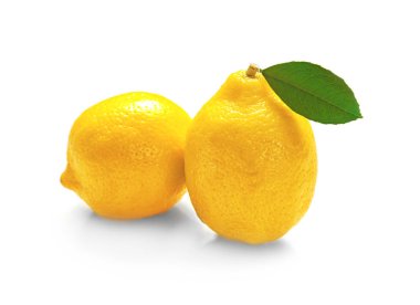 Beyaz zemin üzerine lezzetli narenciye meyve