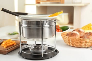 Dolmalık biber ve masada tencerede peynir fondü parça ile sopa