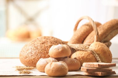 Ahşap arka plan üzerinde lezzetli ekmek ile kompozisyon