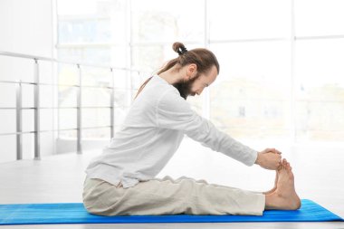 Pratik Yoga ışık odasında genç adam