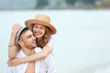 Mutlu çift ışık arka plan üzerinde