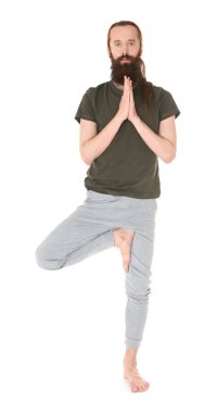 genç adam beyaz arka plan üzerinde Yoga uygulamak