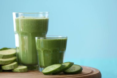 Ahşap tahta üzerinde lezzetli taze meyve smoothies ile gözlük