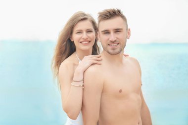 genç bir çift deniz kıyısı üzerinde