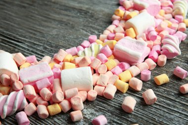 Ahşap arka plan üzerinde farklı şekerler