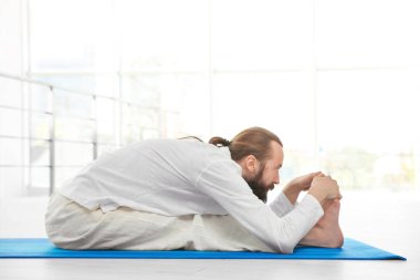 Pratik Yoga ışık odasında genç adam