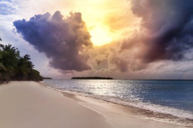 Tropikal Plajı'nda bulutlu hava