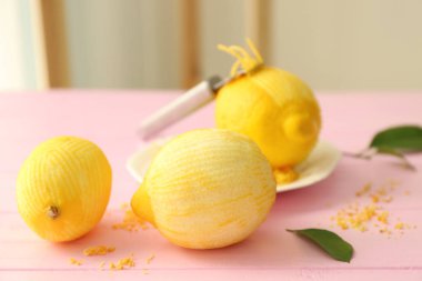 Taze soyulmuş limon ve lezzet ahşap tablo