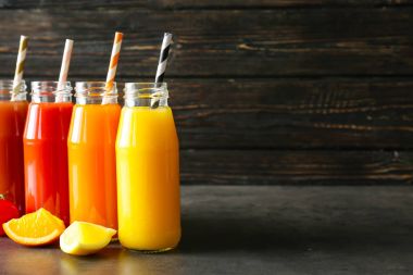 Şişelerde lezzetli meyve suları 