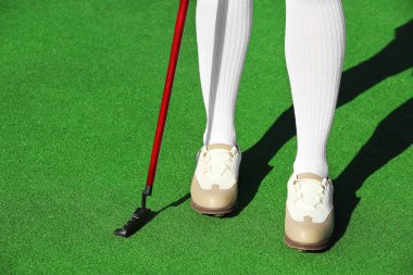 Güneşli bir gün derste kadın golf oyuncu