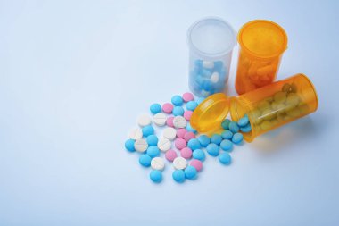 Renkli hapları ile plastik şişe 
