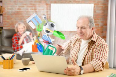 Internet mağaza evde tarama için dizüstü bilgisayar kullanarak komuta sizde. Online alışveriş kavramı