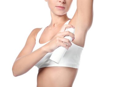 Beyaz arka plan deodorant olan güzel kadın