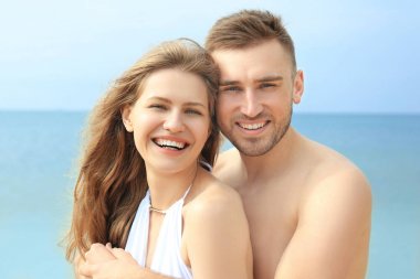 genç bir çift deniz kıyısı üzerinde