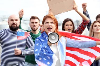 Amerikan bayrağı sokak gençlerle protesto grubu