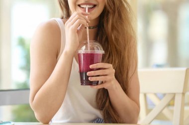 Kadın içki taze yüzlü