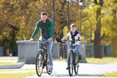 Baba ve oğul açık havada bisiklet sürme