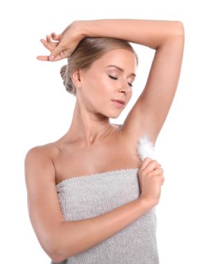 Beyaz arka plan üzerinde tüy olan güzel kadın. Deodorant kullanmanın kavramı