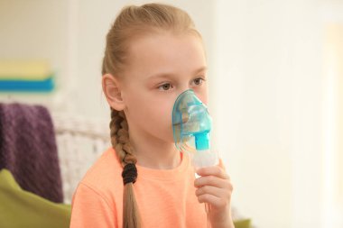 Astım makine evde kullanan kız