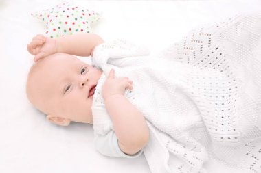 Duygusal bebek beşiğinde yatan